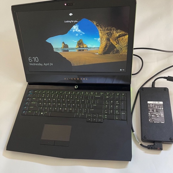 Alienware M17 R2 - Picture 2 of 4